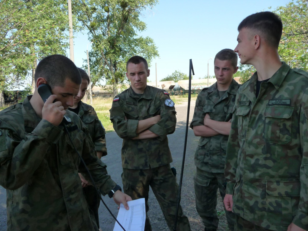 Trudny egzamin wojskowy. Dzień z życia kadetów na szkoleniowym obozie wojskowym