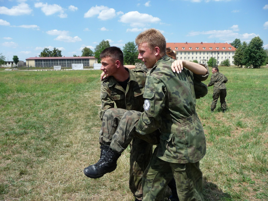 Trudny egzamin wojskowy. Dzień z życia kadetów na szkoleniowym obozie wojskowym