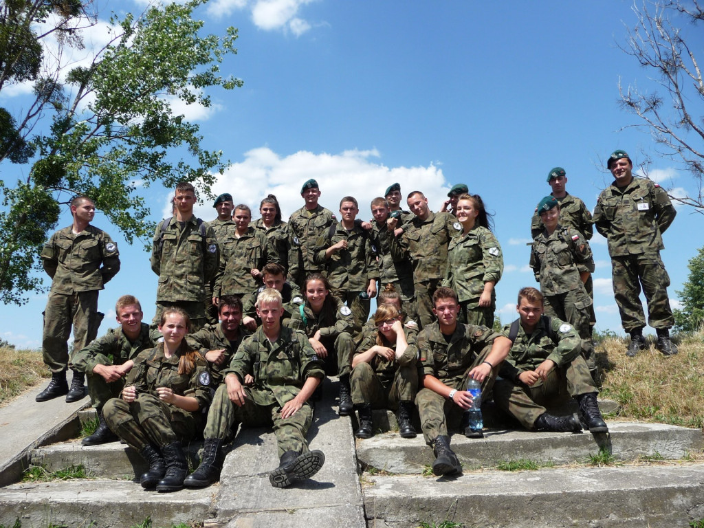 Trudny egzamin wojskowy. Dzień z życia kadetów na szkoleniowym obozie wojskowym