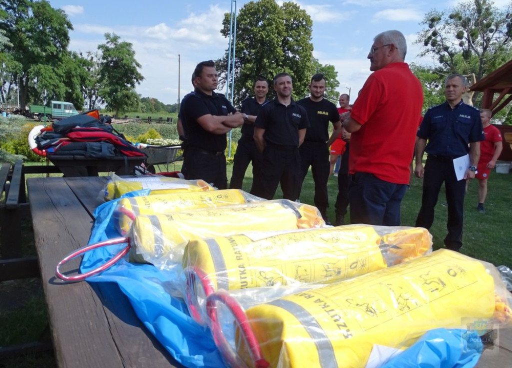 WOPR-owcy z Brzegu przekazali policjantom rzutki ratownicze