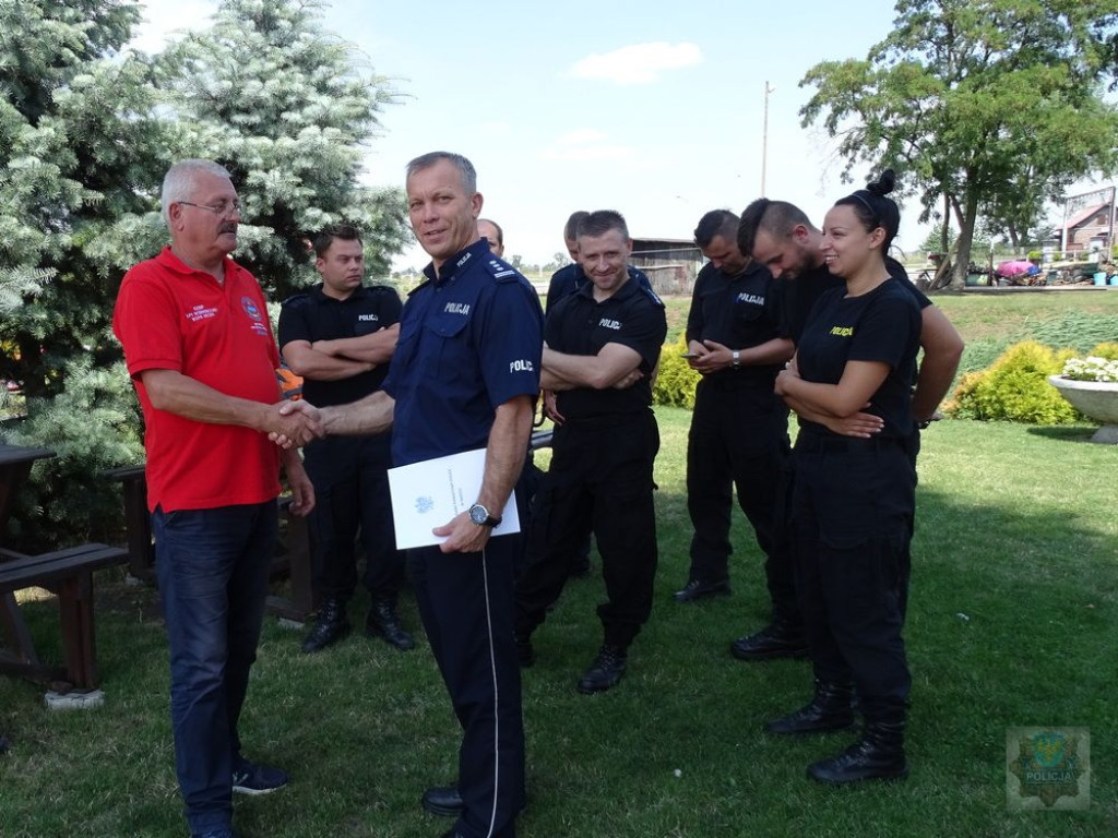 WOPR-owcy z Brzegu przekazali policjantom rzutki ratownicze