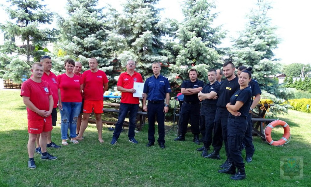 WOPR-owcy z Brzegu przekazali policjantom rzutki ratownicze