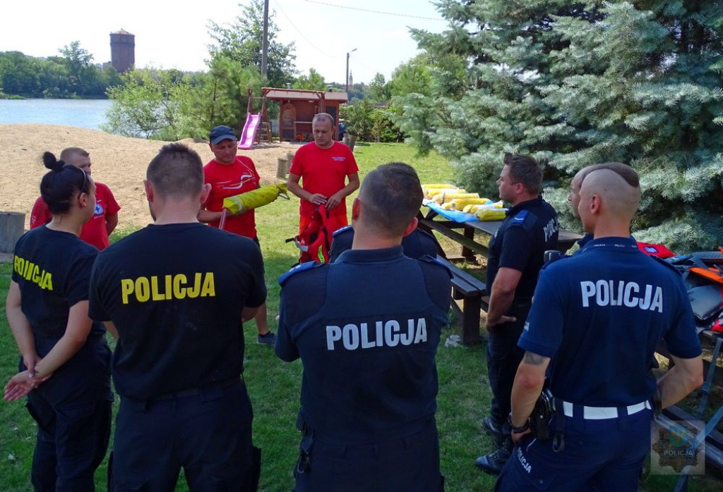 WOPR-owcy z Brzegu przekazali policjantom rzutki ratownicze