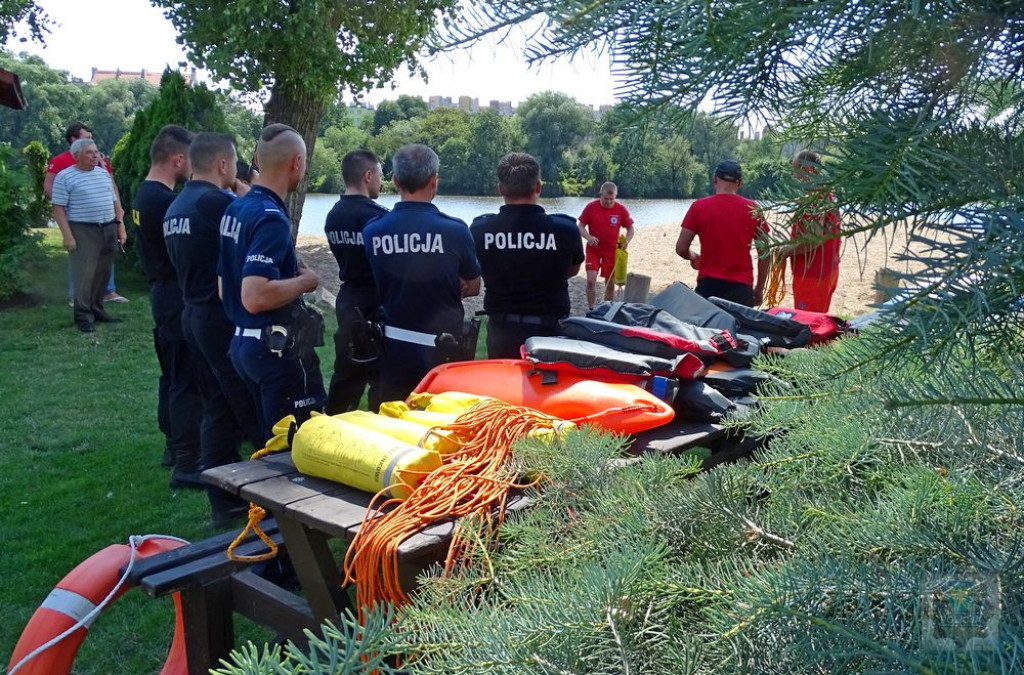 WOPR-owcy z Brzegu przekazali policjantom rzutki ratownicze