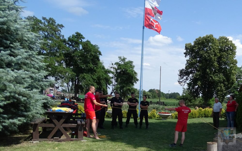 WOPR-owcy z Brzegu przekazali policjantom rzutki ratownicze