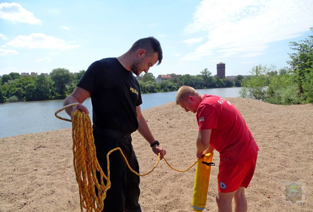 WOPR-owcy z Brzegu przekazali policjantom rzutki ratownicze
