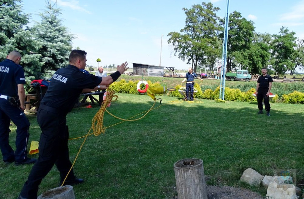 WOPR-owcy z Brzegu przekazali policjantom rzutki ratownicze