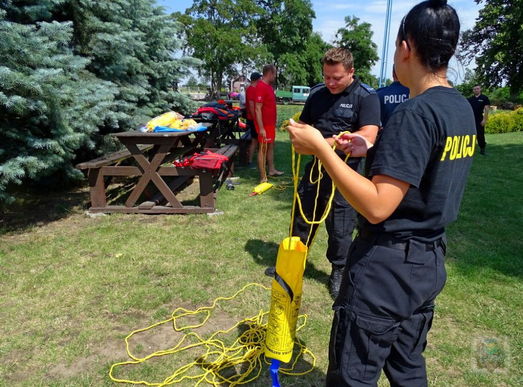 WOPR-owcy z Brzegu przekazali policjantom rzutki ratownicze