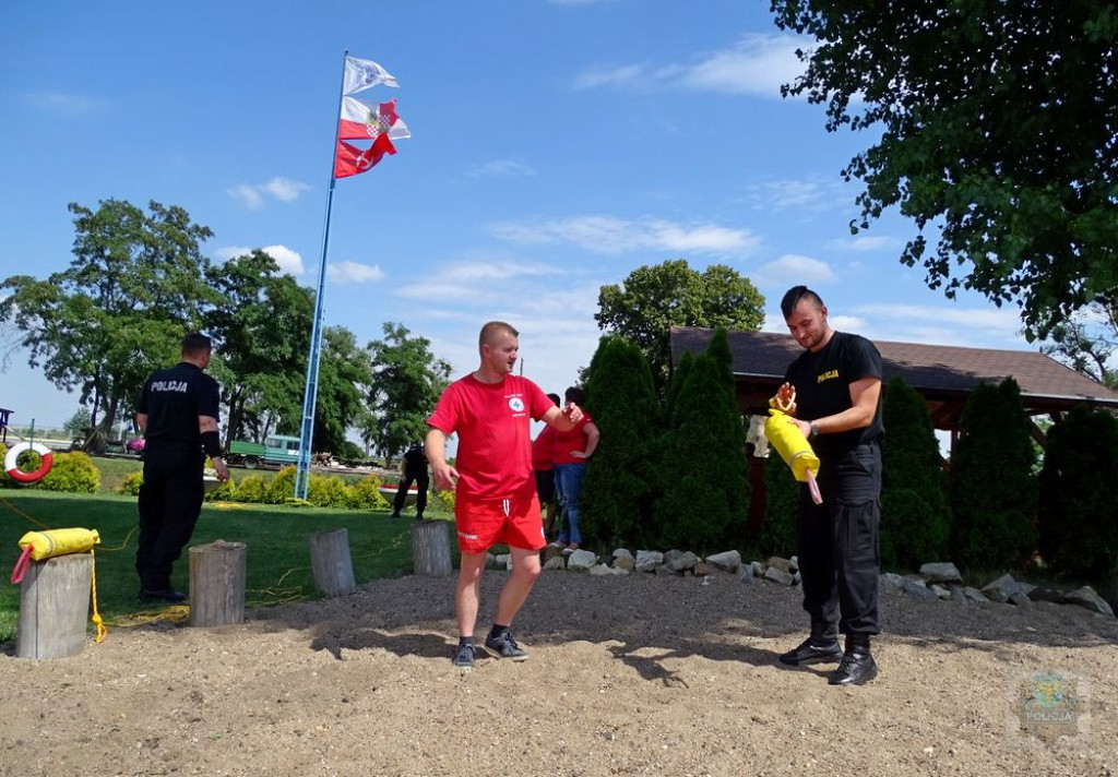 WOPR-owcy z Brzegu przekazali policjantom rzutki ratownicze