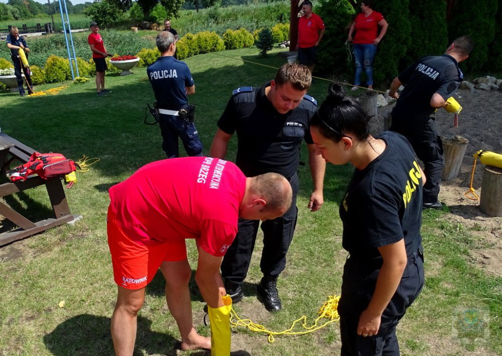 WOPR-owcy z Brzegu przekazali policjantom rzutki ratownicze