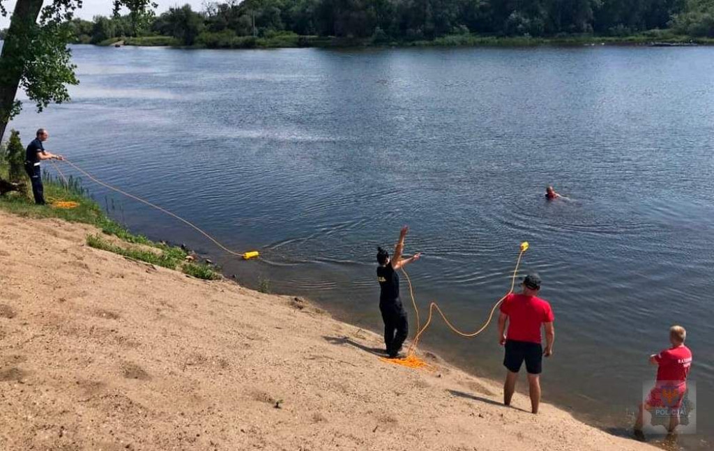 WOPR-owcy z Brzegu przekazali policjantom rzutki ratownicze