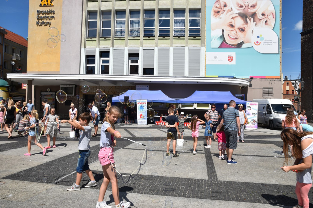 Atrakcyjna niedziela z bańkami mydlanymi i muzyką w plenerze [fotorelacja]