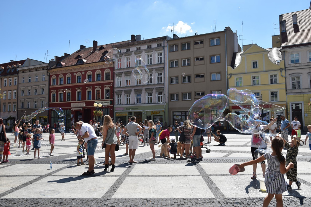 Atrakcyjna niedziela z bańkami mydlanymi i muzyką w plenerze [fotorelacja]