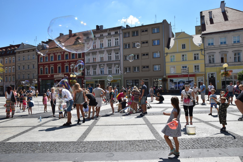 Atrakcyjna niedziela z bańkami mydlanymi i muzyką w plenerze [fotorelacja]