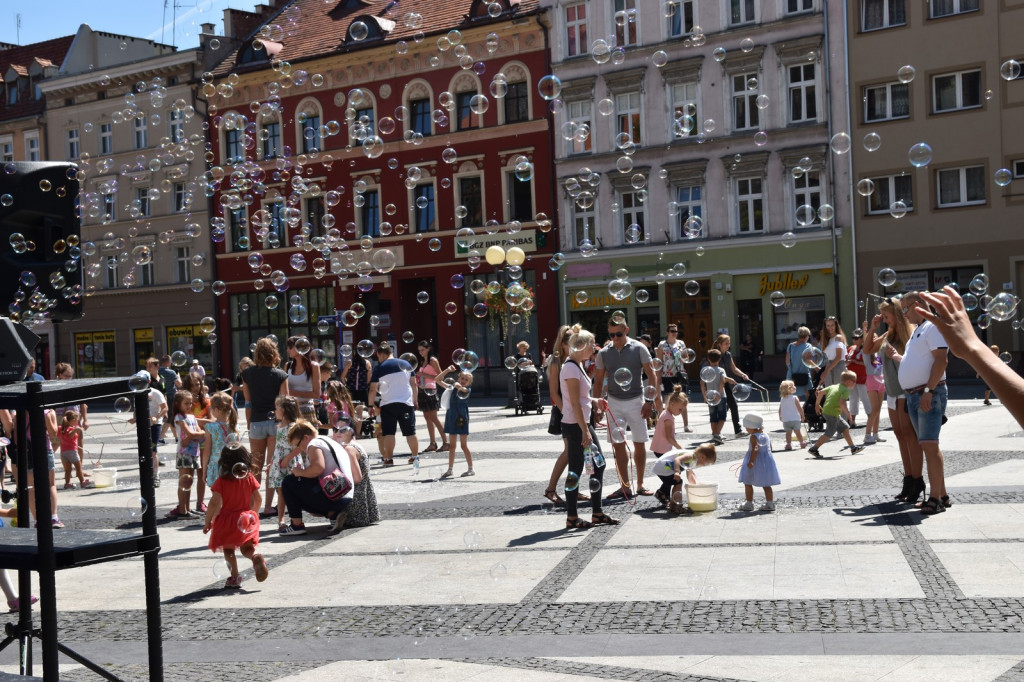 Atrakcyjna niedziela z bańkami mydlanymi i muzyką w plenerze [fotorelacja]