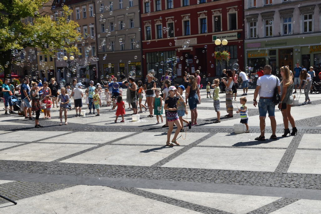 Atrakcyjna niedziela z bańkami mydlanymi i muzyką w plenerze [fotorelacja]