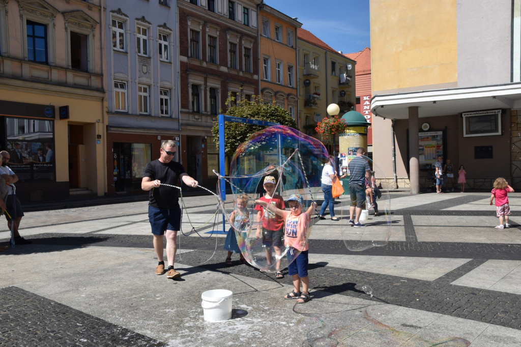 Atrakcyjna niedziela z bańkami mydlanymi i muzyką w plenerze [fotorelacja]