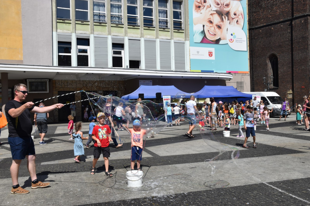 Atrakcyjna niedziela z bańkami mydlanymi i muzyką w plenerze [fotorelacja]