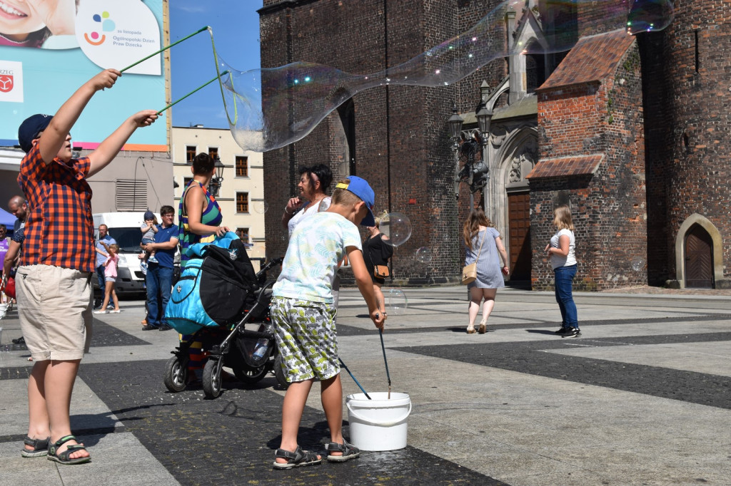 Atrakcyjna niedziela z bańkami mydlanymi i muzyką w plenerze [fotorelacja]