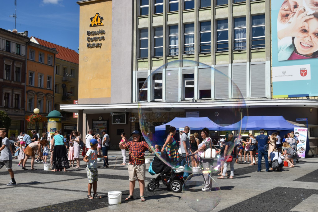 Atrakcyjna niedziela z bańkami mydlanymi i muzyką w plenerze [fotorelacja]