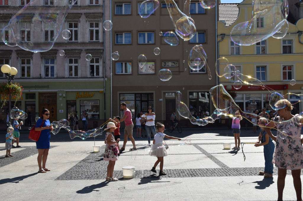 Atrakcyjna niedziela z bańkami mydlanymi i muzyką w plenerze [fotorelacja]
