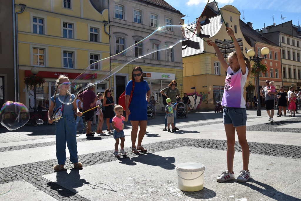 Atrakcyjna niedziela z bańkami mydlanymi i muzyką w plenerze [fotorelacja]