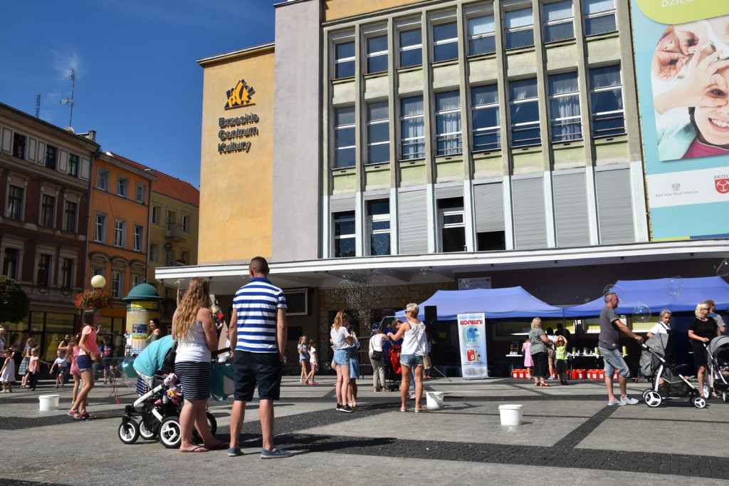 Atrakcyjna niedziela z bańkami mydlanymi i muzyką w plenerze [fotorelacja]