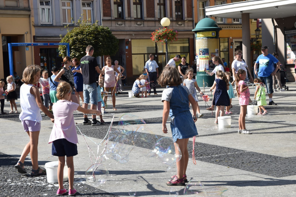 Atrakcyjna niedziela z bańkami mydlanymi i muzyką w plenerze [fotorelacja]