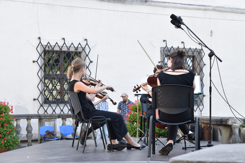 Atrakcyjna niedziela z bańkami mydlanymi i muzyką w plenerze [fotorelacja]