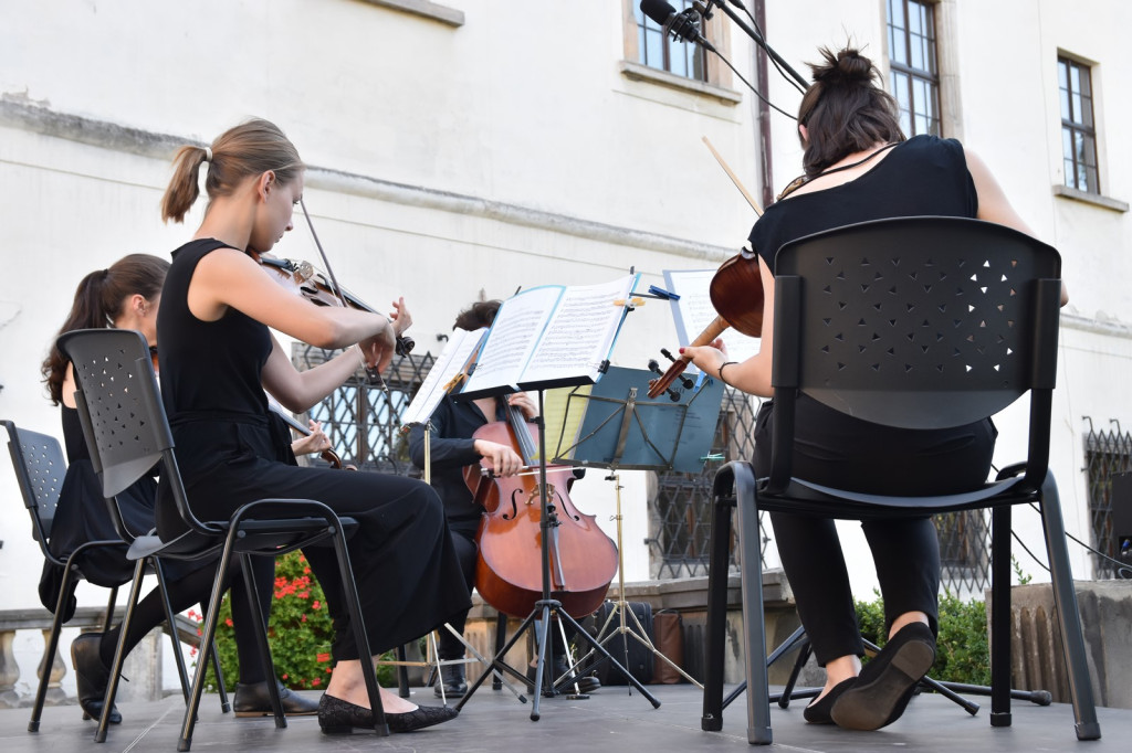 Atrakcyjna niedziela z bańkami mydlanymi i muzyką w plenerze [fotorelacja]