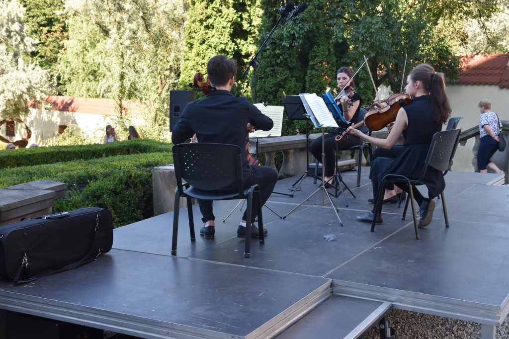 Atrakcyjna niedziela z bańkami mydlanymi i muzyką w plenerze [fotorelacja]