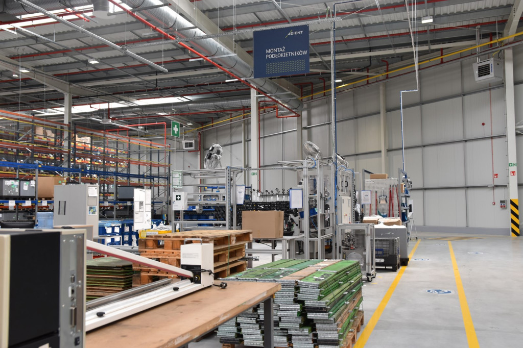 Rozbudowa fabryki Adient w Skarbimierzu-Osiedle. Zwiększenie przestrzeni produkcyjnej zapewni firmie wiele korzyści