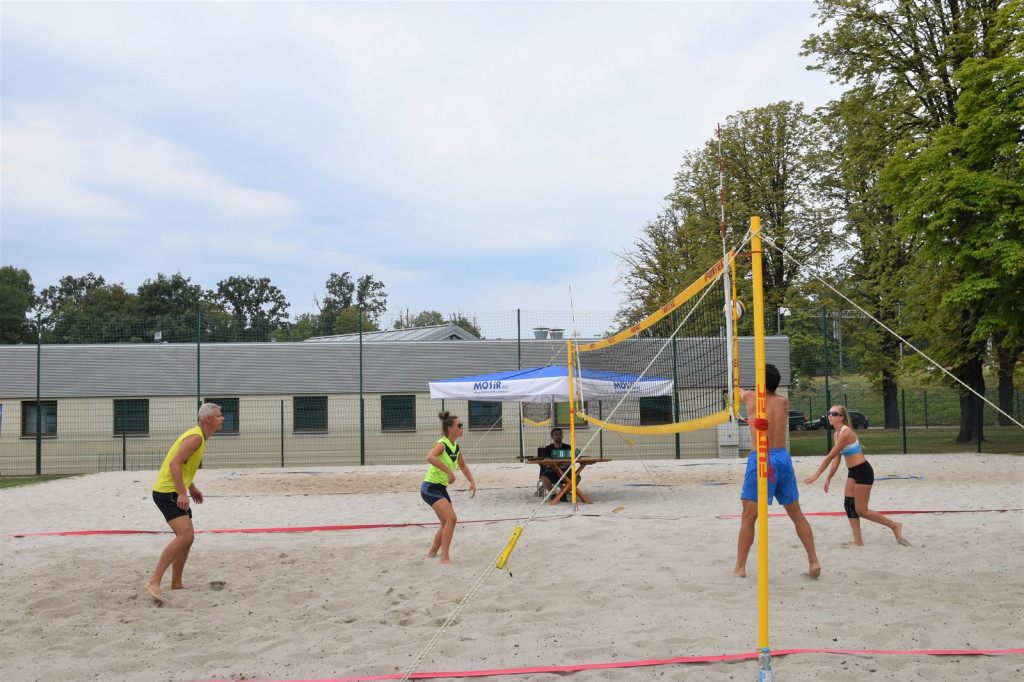 Sportowe plażowanie na miejskim stadionie