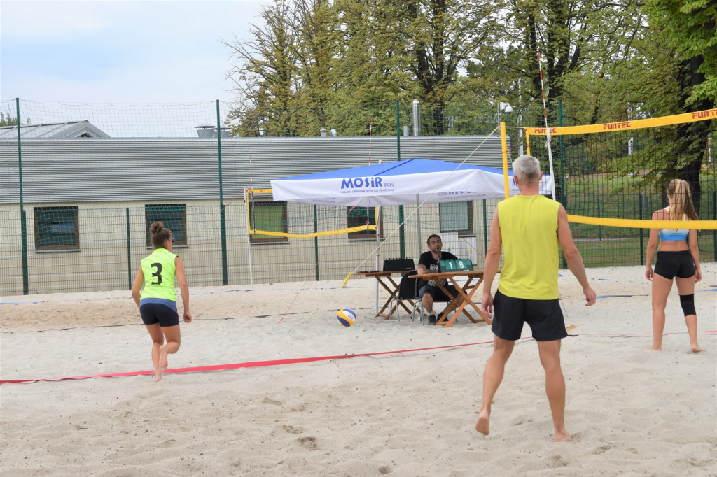 Sportowe plażowanie na miejskim stadionie