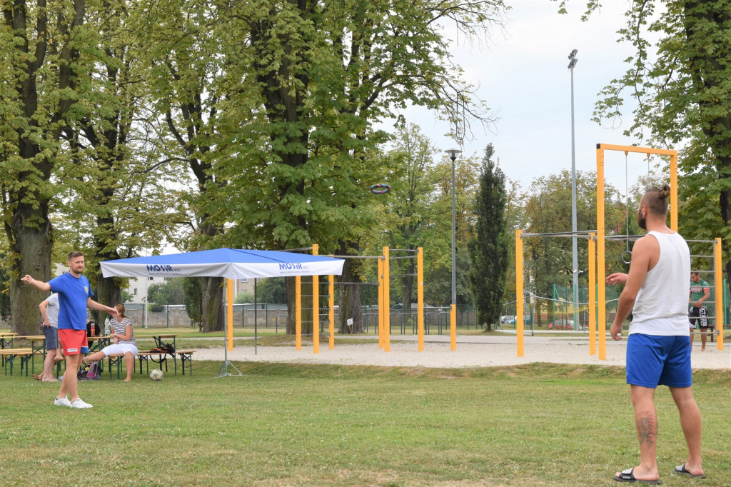 Sportowe plażowanie na miejskim stadionie