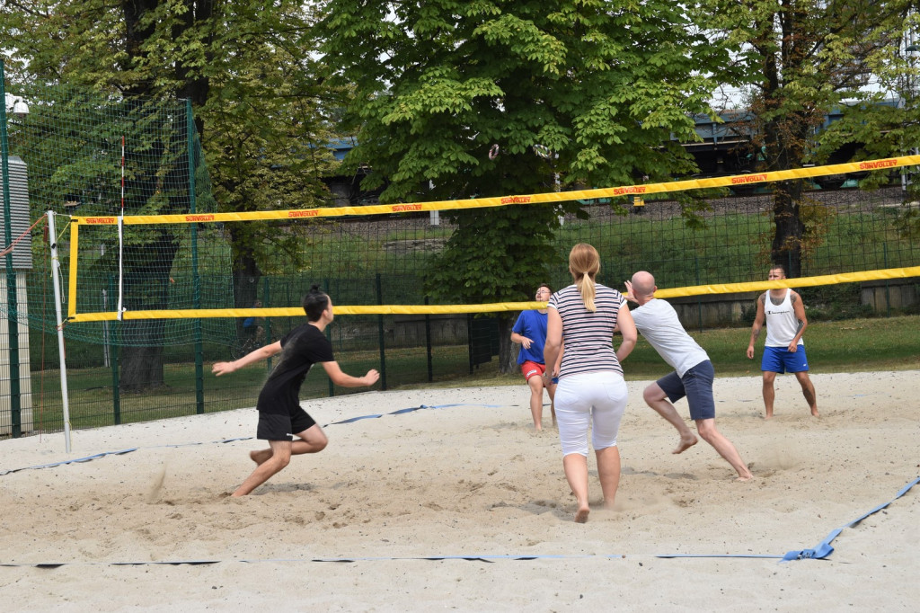 Sportowe plażowanie na miejskim stadionie
