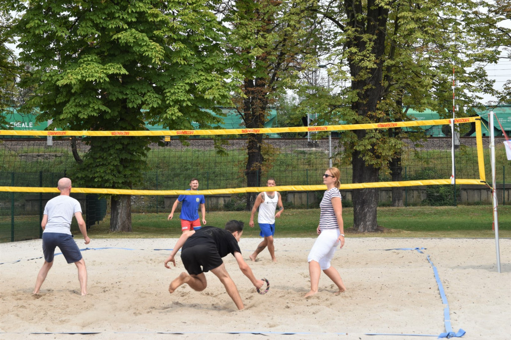Sportowe plażowanie na miejskim stadionie