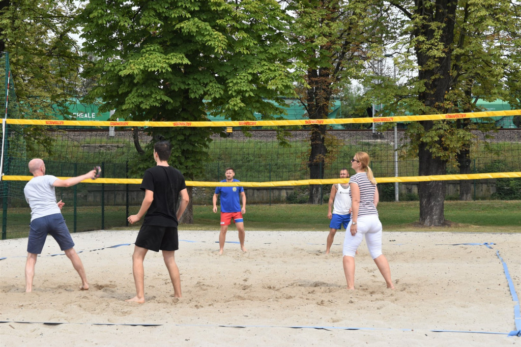 Sportowe plażowanie na miejskim stadionie