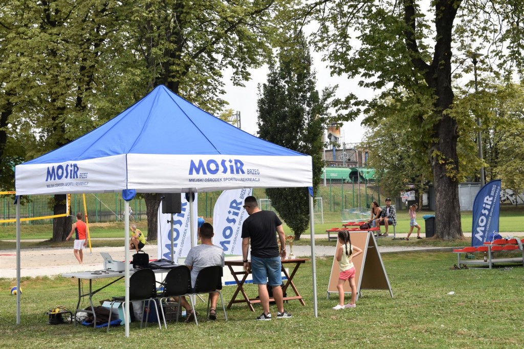 Sportowe plażowanie na miejskim stadionie