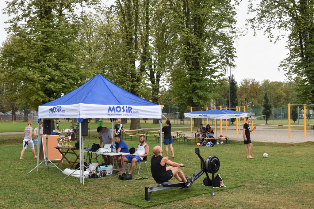 Sportowe plażowanie na miejskim stadionie
