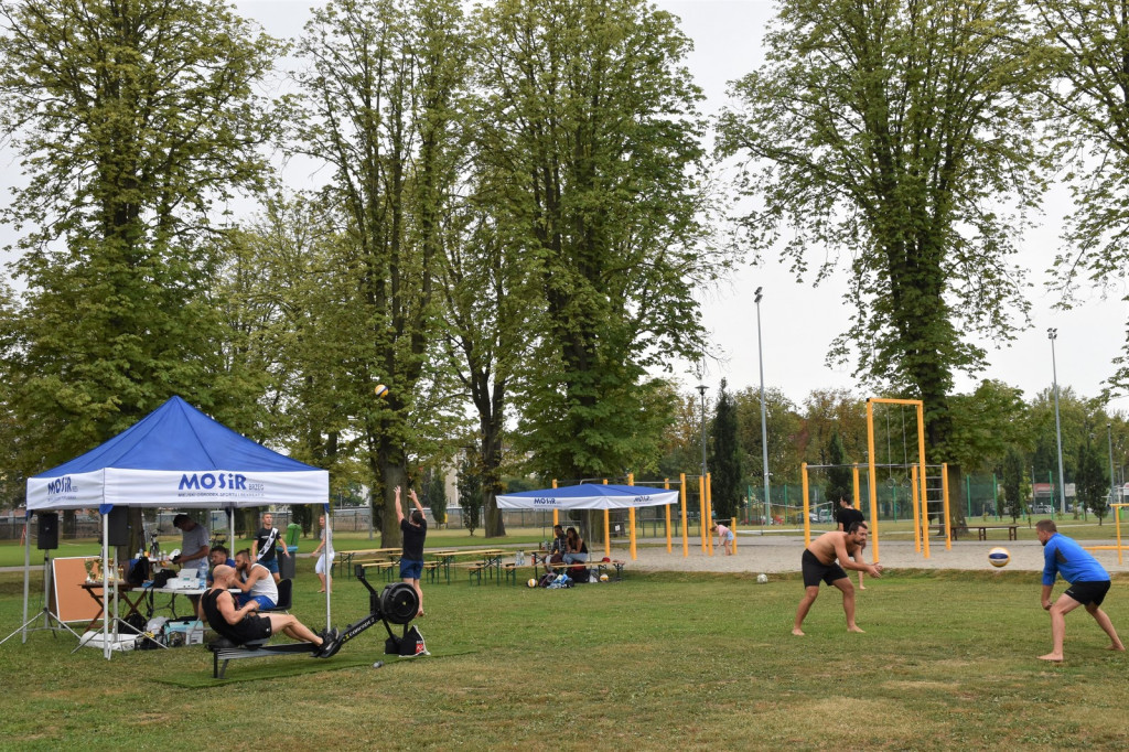 Sportowe plażowanie na miejskim stadionie