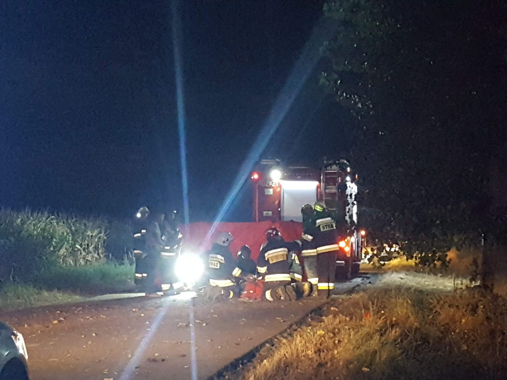 Dachowanie osobówki na drodze między Kolnicą a Młodoszowicami