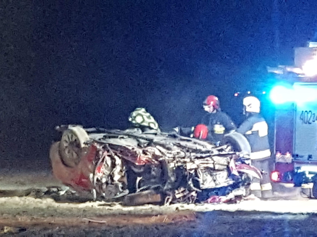 Dachowanie osobówki na drodze między Kolnicą a Młodoszowicami