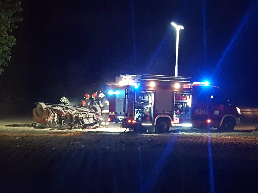 Dachowanie osobówki na drodze między Kolnicą a Młodoszowicami