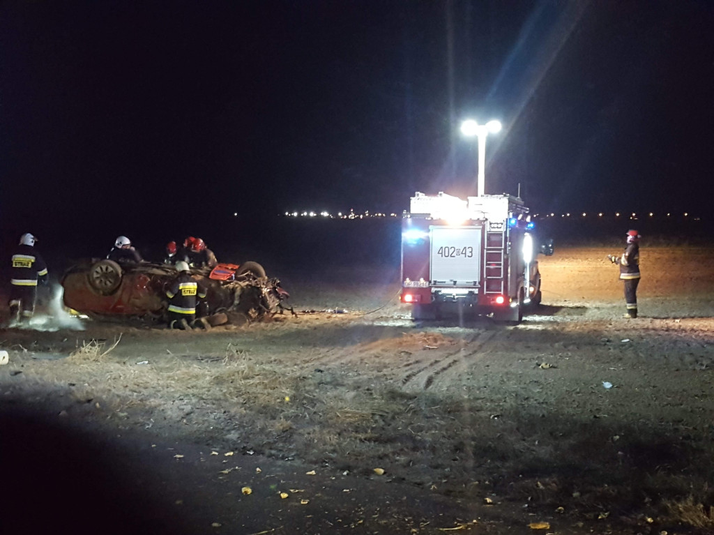 Dachowanie osobówki na drodze między Kolnicą a Młodoszowicami