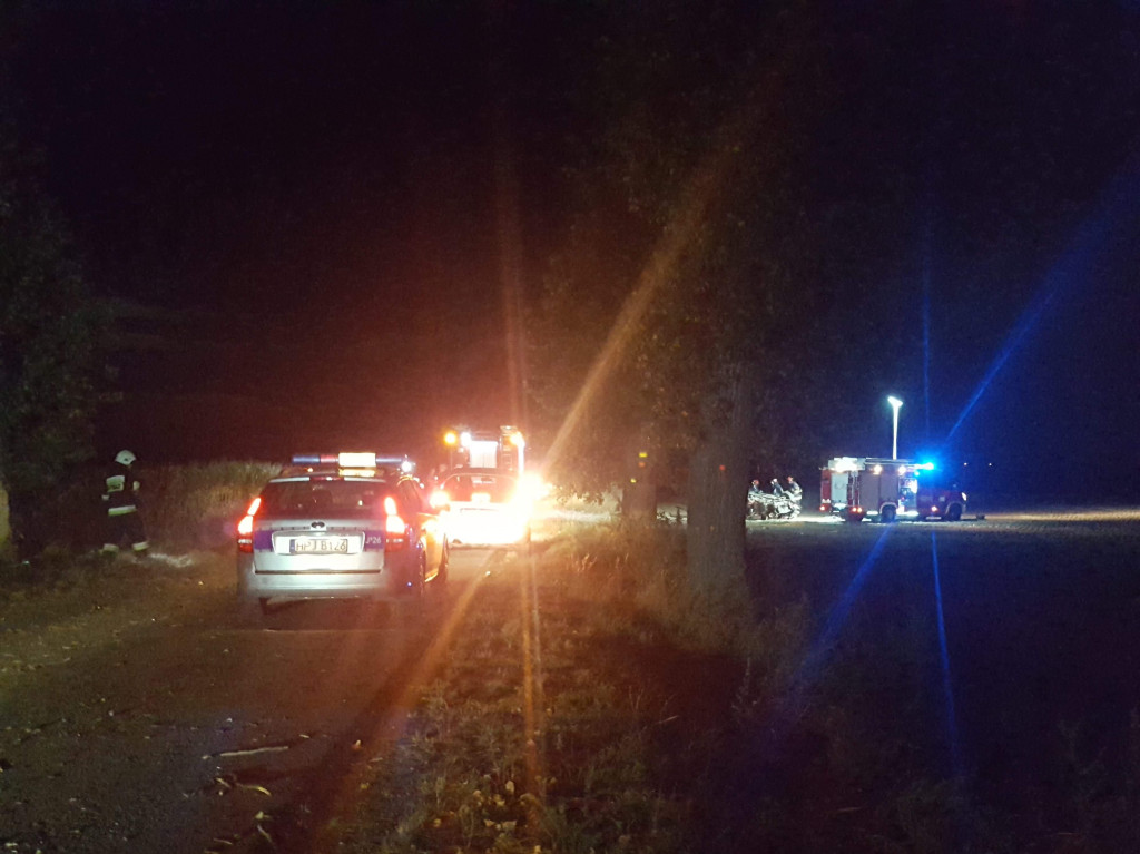 Dachowanie osobówki na drodze między Kolnicą a Młodoszowicami