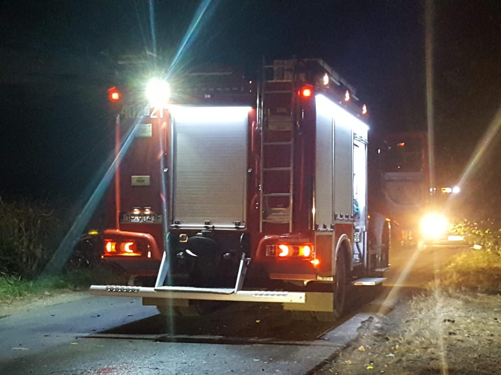 Dachowanie osobówki na drodze między Kolnicą a Młodoszowicami