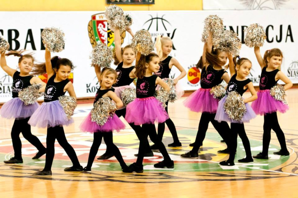 Akademia Cheerleaderek zaprasza na najlepsze zajęcia taneczne z pomponami oraz akrobatykę! 