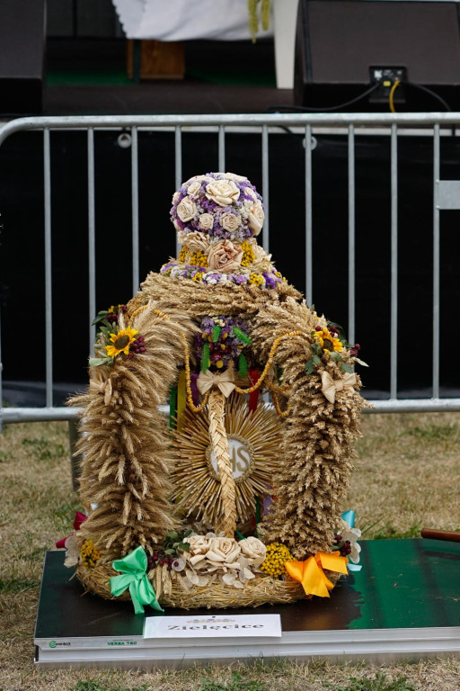 Święto plonów w Brzezinie. Najpiękniejszy wieniec dożynkowy w Gminie Skarbimierz z Kopanie