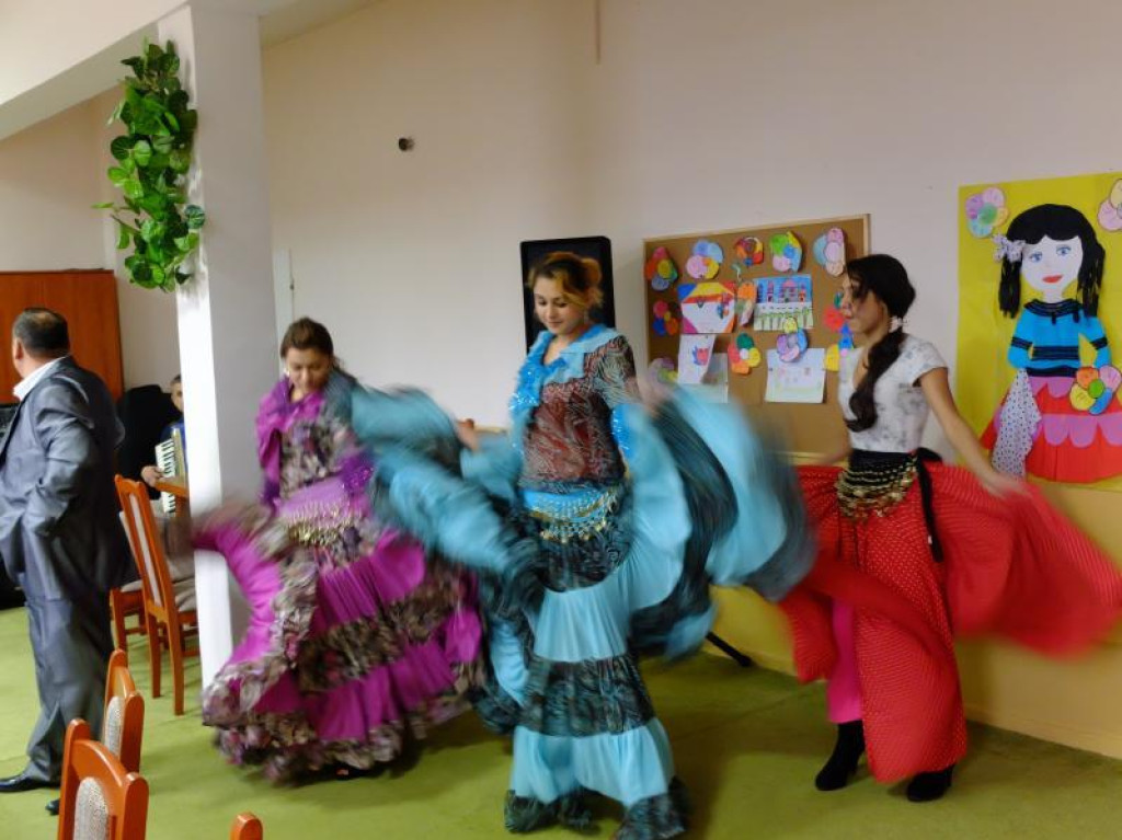 Dobra wiadomość dla brzeskich Romów. Miasto Brzeg kupi przybory szkolne i ubezpieczenie dla dzieci pochodzenia romskiego